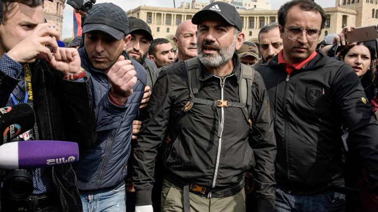 Αρμενία: Ο ηγέτης της αντιπολίτευσης Νικόλ Πασινιάν κάλεσε τους υποστηρικτές του να τερματίσουν τις κινητοποιήσεις