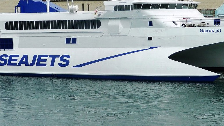 Με το «Νaxos jet» προωθούνται στους προορισμούς τους οι επιβάτες του «Champion jet 2» που παρουσίασε μηχανική βλάβη