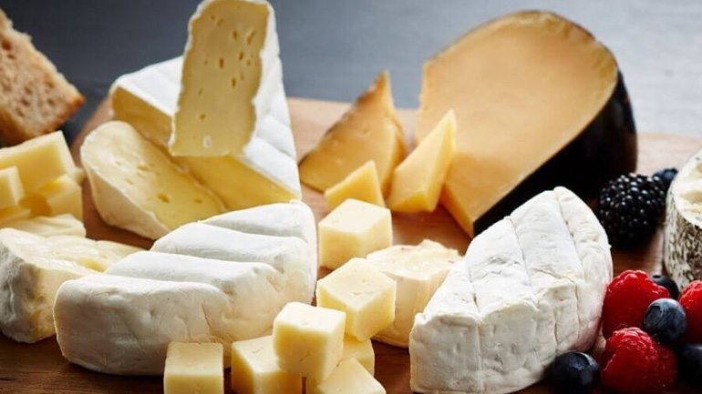 Κατασχέθηκαν ακατάλληλα τυροκομικά σε επιχείρηση στον Πειραιά