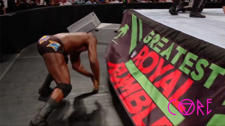 Ο παλαιστής Titus O’Neil σκοντάφτει καθώς μπαίνει στο ρινγκ