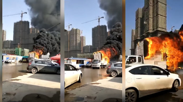 Φλεγόμενο φορτηγό εν κινήσει σε δρόμο της Κίνας Φλεγόμενο φορτηγό εν κινήσει σε δρόμο της Κίνας