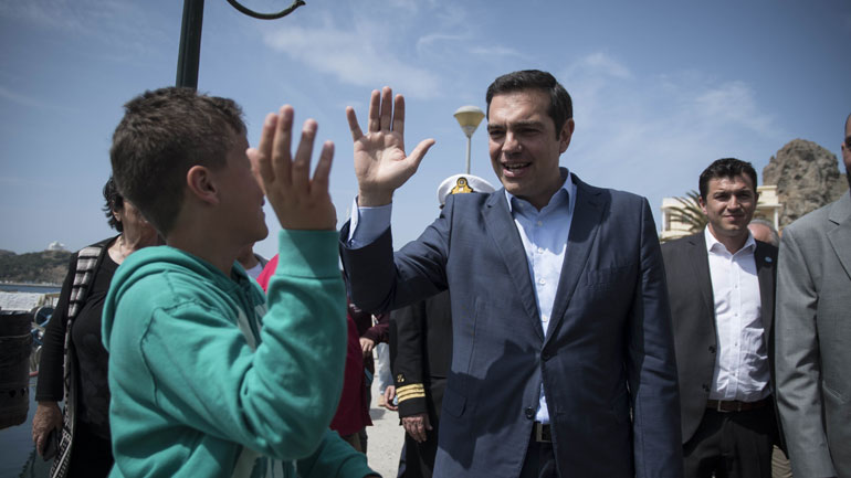 Βόλτα Τσίπρα στο λιμάνι και την κεντρική αγορά της Μύρινας-«Την περάσαμε τη φουρτούνα» είπε σε ψαράδες