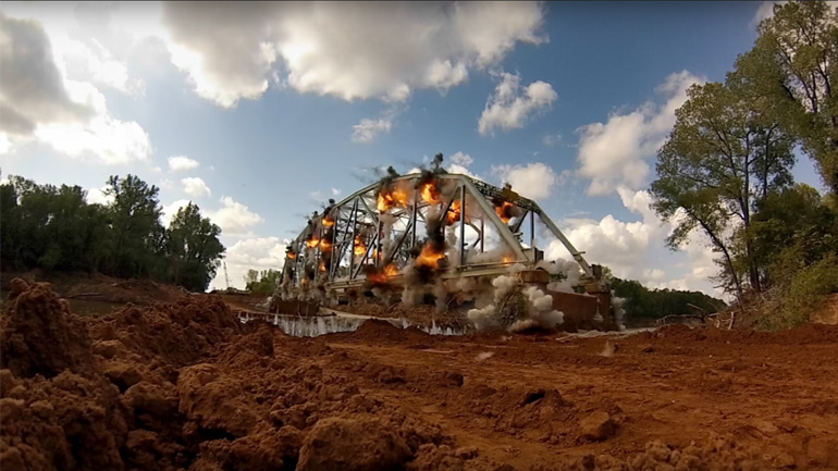 Κατεδάφιση γέφυρας σε slow motion