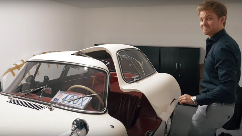 Ο Rosberg οδηγεί μία εντυπωσιακή Mercedes 300SL Gullwing