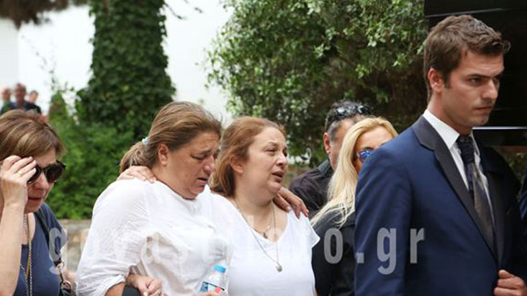 Το τελευταίο αντίο στη Ζωή Κουρούκλη – Στα λευκά οι κόρες της