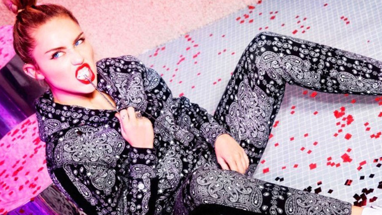 H Miley Cyrus συνεργάζεται με την Converse και μεταμορφώνει τα αγαπημένα σου sneakers