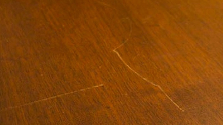 Πώς να αφαιρέσετε τις γρατζουνιές από τις ξύλινες επιφάνειες του σπιτιού σας