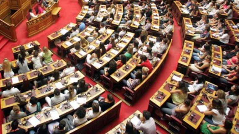 Βουλή: Αντιπαράθεση με φόντο την επίσκεψη του Αλέξη Τσίπρα στη Λέσβο