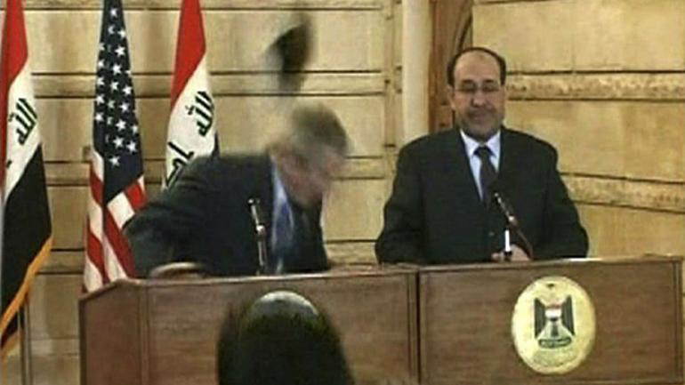 Yποψήφιος στις εκλογές του Ιράκ ο δημοσιογράφος που είχε πετάξει τα παπούτσια του στον Μπους