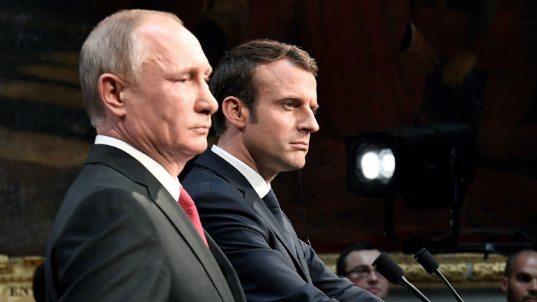 Ο Εμ. Μακρόν επιθυμεί έναν «στρατηγικό, ιστορικό διάλογο» με τον Βλ. Πούτιν