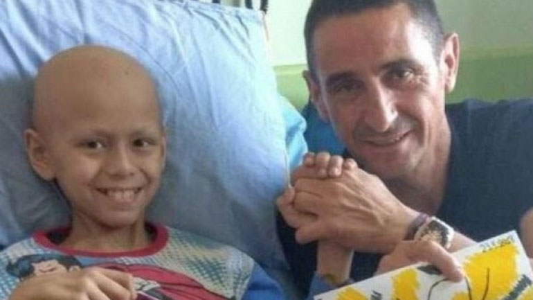 Ο Χιμένεθ δίνει το μετάλλιο του πρωταθλητή στον μικρό Ανδρέα