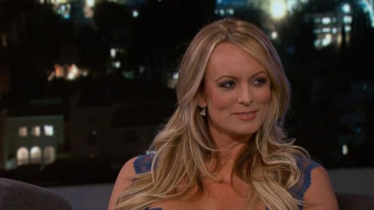 Η Στόρμι Ντάνιελς προειδοποιεί τον Τραμπ ότι «έρχεται θύελλα»