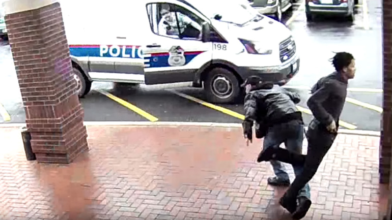 Έβαλε τρικλοποδιά σε ένοπλο ύποπτο που διέφευγε!