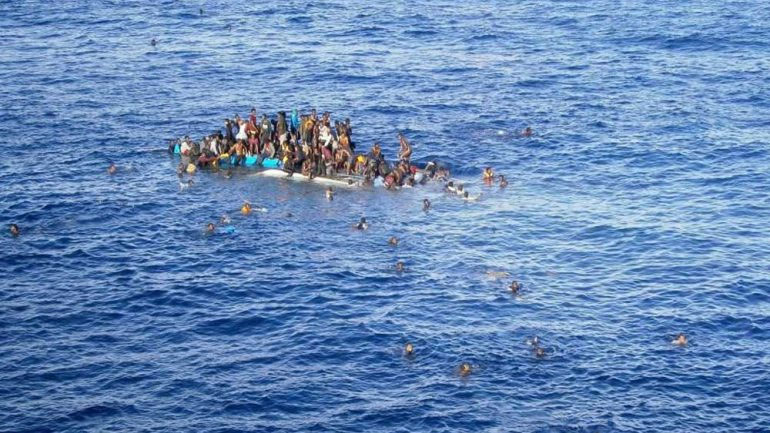 Εντοπίστηκε το ξύλινο σκάφος με μετανάστες και πρόσφυγες ανοιχτά της Κρήτης