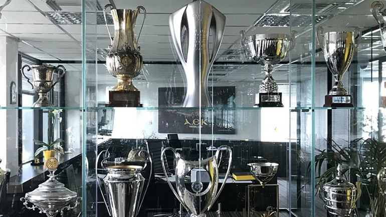 Στην τροπαιοθήκη της ΑΕΚ η κούπα του πρωταθλήματος