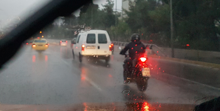 Ρίχνει καρέκλες, δε βλέπεις στο μσό μέτρο  και βγαίνεις στο δρόμο με μοτοσυκλέτα. Και λίγη προσοχή δε βλάπτει.