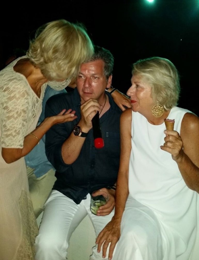 Ο Τζ. Κουτσολιούτσος με τη μητέρα του και τη θεία του Άσπα Σαββοπούλου