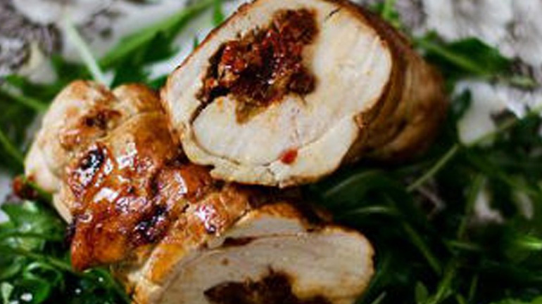 Γεμιστό ρολό κοτόπουλο με λιαστές ντομάτες