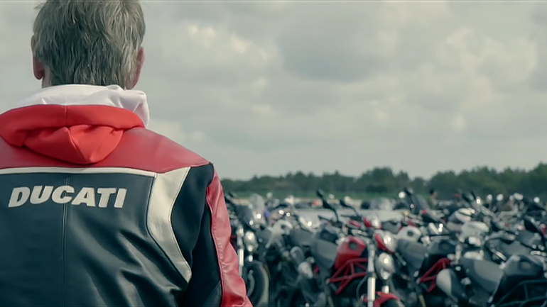 Πόσα Ducati Monster χωράνε σε μια πίστα;