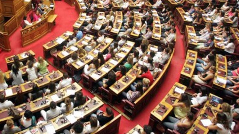 Απόσυρση του άρθρου 8 για αναδοχή από ομόφυλα ζευγάρια ζητούν οι βουλευτές του ΣΥΡΙΖΑ Μπόλαρης και Γεννιά