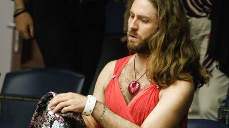 Τζέισον Αντιγόνη: Στη Βουλή για το νομοσχέδιο αναδοχής από ομόφυλα ζευγάρια