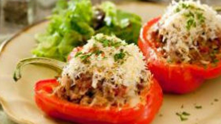 Γεμιστές πιπεριές με κοτόπουλο και μανούρι