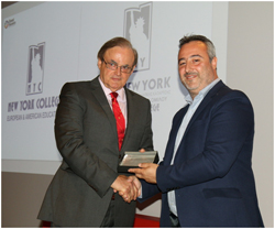 Ο Πρόεδρος και Ιδρυτής του Εκπαιδευτικού Ομίλου New York College κος Ηλίας Φούτσης, λαμβάνει τιμητική πλακέτα από τον Πρόεδρο της Equal Society κ. Σπύρο Φρεμεντίτη.