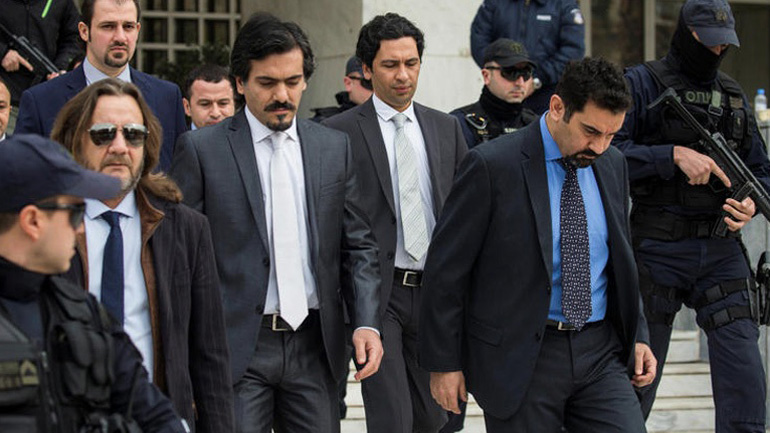 Ελεύθερος και δεύτερος Τούρκος στρατιωτικός από την ομάδα των «8»