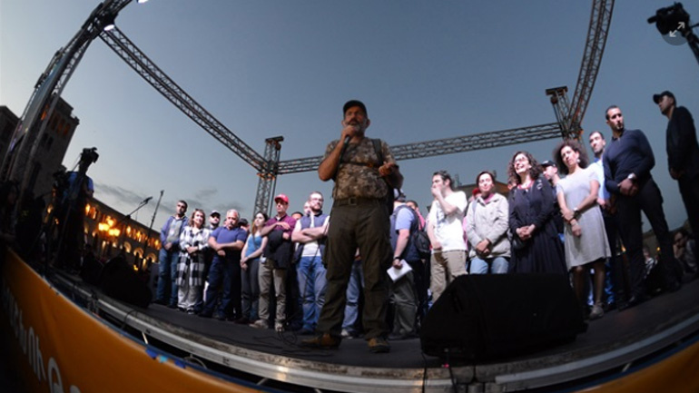 Αρμενία: Το κυβερνών κόμμα θα ψηφίσει τον Νικόλ Πασινιάν για την πρωθυπουργία