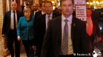 Η πρώτη γνωριμία της καγκελαρίου με τον Γκρενέλ έγινε στη Ουάσιγκτον, κατά την συνάντησή της με τον Αμερικανό πρόεδρο τέλος Απριλίου