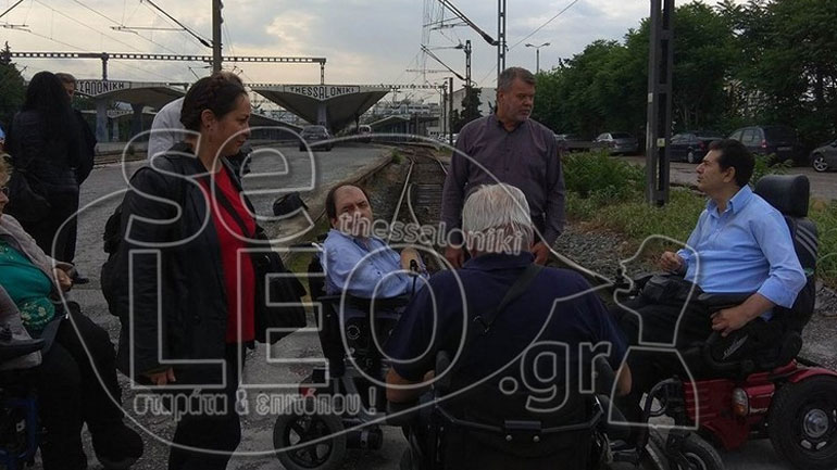 Διαμαρτυρία παραπληγικών στη σιδηροδρομική γραμμή του Ν.Σ. Σταθμού της Θεσσαλονίκης
