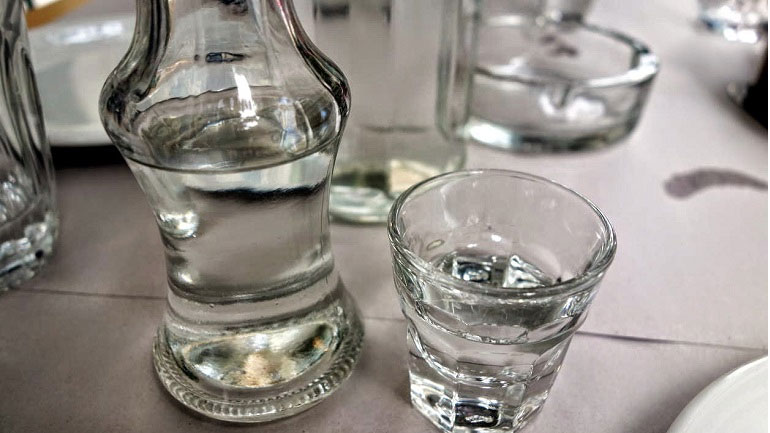 Ετοιμάζουν βαριά φορολογία και στο τσιπουράκι