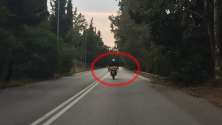 Απίστευτο! Μετέφερε σαν… τσουβάλια δύο σκυλιά πάνω σε μοτοσυκλέτα