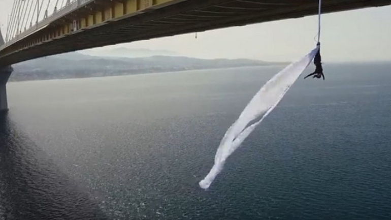 Η Κατερίνα Σολδάτου αιωρείται με πανιά από τη γέφυρα Ρίου – Αντιρρίου
