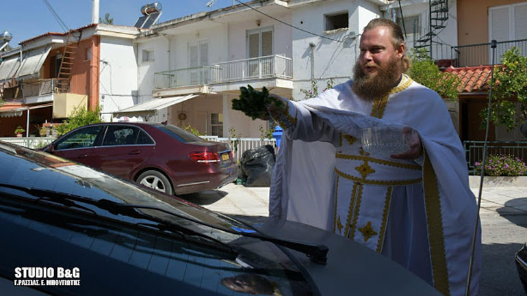 Στο Ναύπλιo αγιάζουν τα μηχανάκια και τα αυτοκίνητα