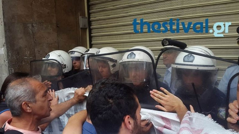 Θεσσαλονίκη: Ένταση μεταξύ ΜΑΤ και διαδηλωτών έξω από συμβολαιογραφείο