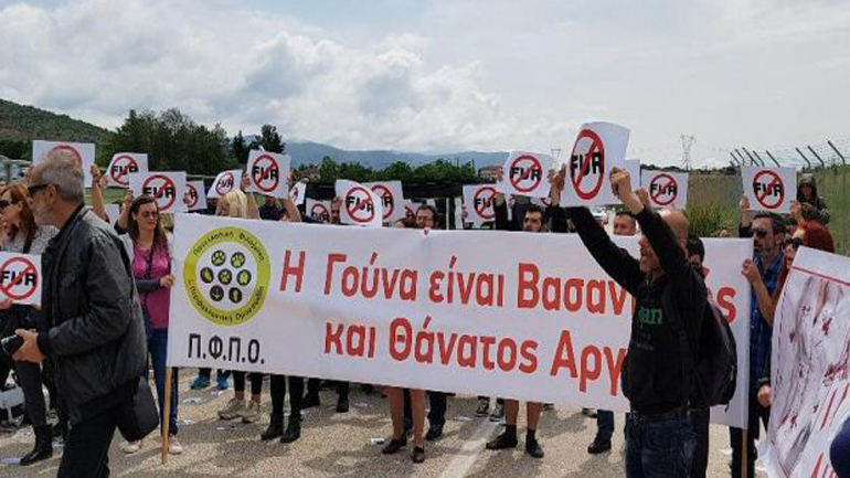 Διαμαρτυρία φιλόζωων κατά της βιοτεχνίας της γούνας και τον εγκλεισμό δελφινιών σε ζωολογική κήπο