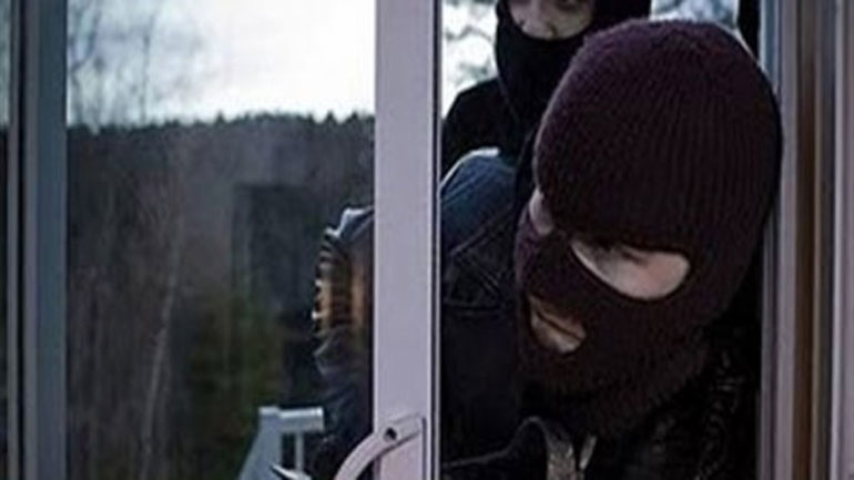 Συνταξιούχος κατήγγειλε ότι του έκλεψαν 200.000 ευρώ από την ντουλάπα του σπιτιού του στο νησάκι Κάλαμος