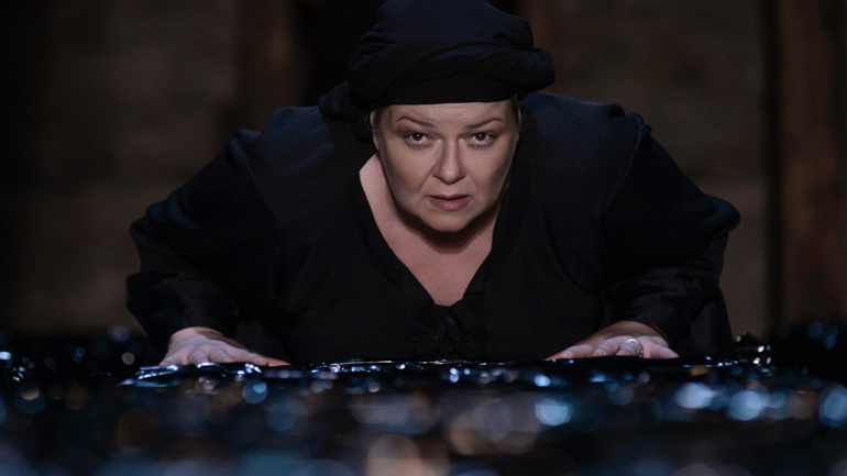 «Η Κυρά της Ρω» με τη Φωτεινή Μπαξεβάνη στο Θέατρο Αυλαία