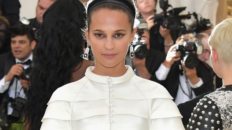 Η εντυπωσιακή εμφάνιση της Alicia Vikander στο Met Gala με κοσμήματα Έλληνα σχεδιαστή