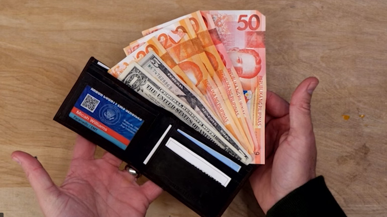 Πέταξε 200 πορτοφόλια στον δρόμο για να δει πόσοι θα τα επέστρεφαν