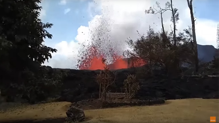 Χαβάη: Κάτοικος καταγράφει τη λάβα που ρέει στην αυλή του σπιτιού του