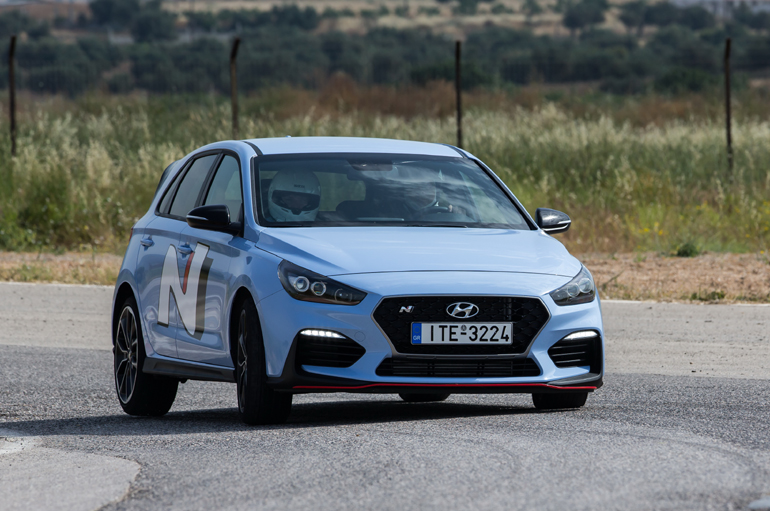 Μέσα στην πίστα το Hyundai i30N δείχνει πως βρίσκεται στο φυσικό του περιβάλλον...