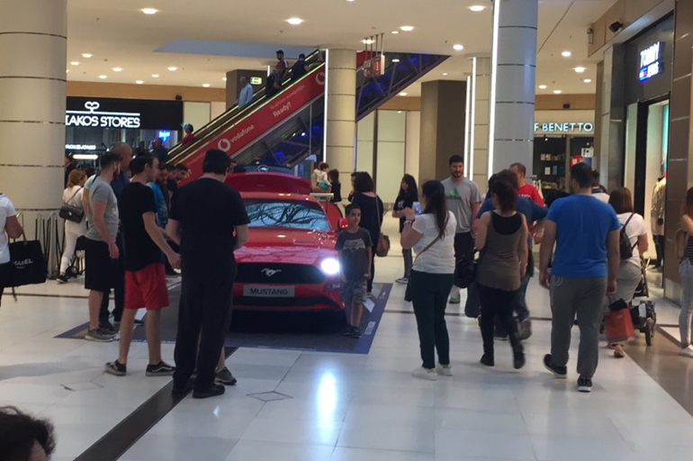 Μικροί, μεγάλοι θαυμάζουν τη Ford Mustang...