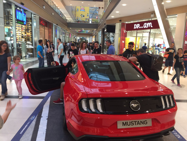 Τη βλέπεις, τη θαυμάζεις, κάθεσαι μέσα...