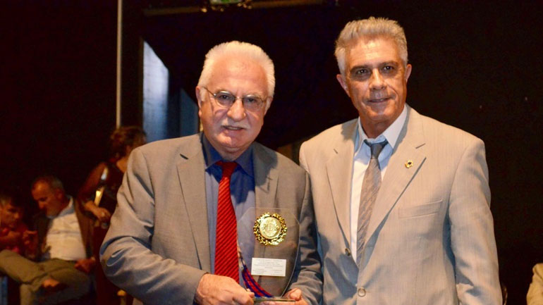 Βράβευση του Γ. Τσούκαλη στην εκδήλωση «Ενδοσχολική Βία: Μύθος ή Πραγματικότητα;»