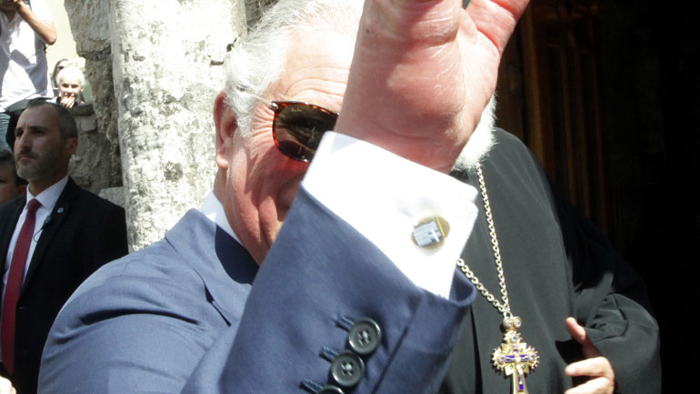 Τα μανικετόκουμπα του πρίγκιπα Καρόλου με την ελληνική σημαία