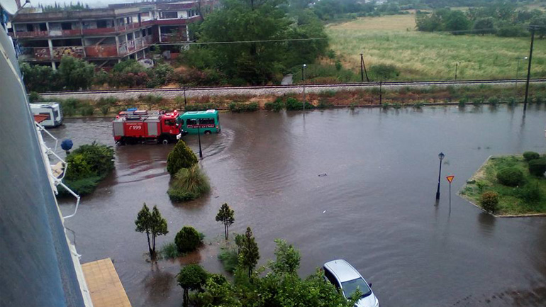 Ξάνθη: Πλημμύρισαν δρόμοι από την καταιγίδα