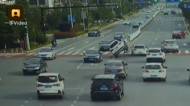 Ποδηλάτης προκαλεί καραμπόλα!