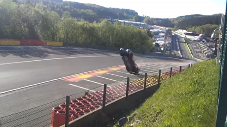 Όχημα απογειώνεται στην Eau Rouge με 300 χλμ./ώρα Όχημα απογειώνεται στην Eau Rouge με 300 χλμ./ώρα